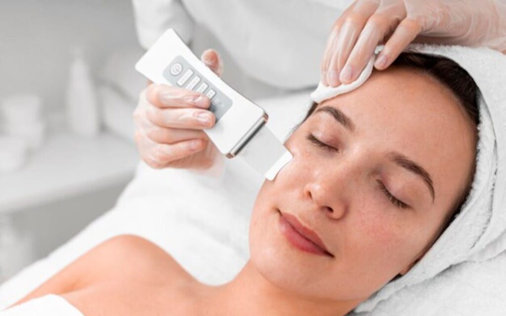 Peeling Ultrassônico: Tecnologia Suave para uma Pele Mais Limpa e Equilibrada