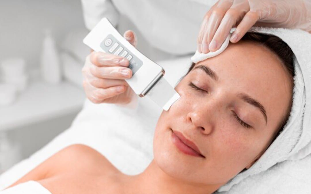 Peeling Ultrassônico: Tecnologia Suave para uma Pele Mais Limpa e Equilibrada