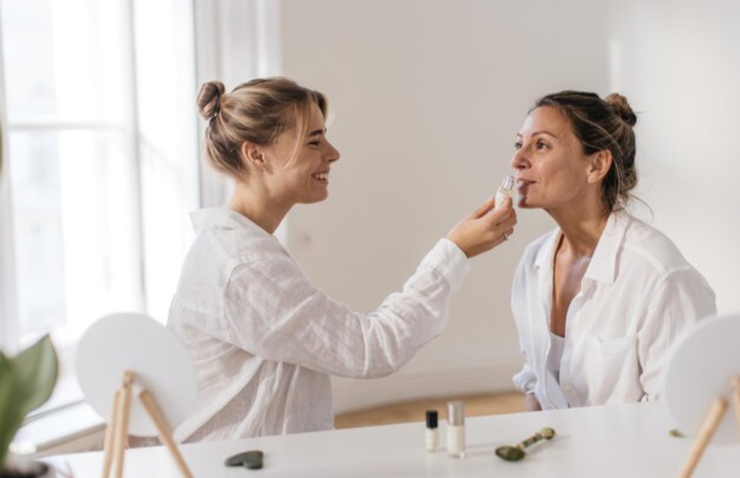 Entendendo a Pele Madura: Alterações Biológicas, Causas do Envelhecimento e Cuidados Baseados em Evidências