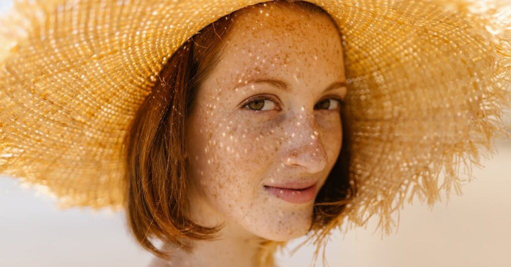 A inibição da tirosinase é considerada uma das estratégias mais eficazes no controle do melasma e de outras formas de hiperpigmentação cutânea. Isso acontece porque essa enzima está diretamente envolvida na produção de melanina, sendo responsável por iniciar todo o processo que leva ao escurecimento da pele.

Diferente de tratamentos que atuam apenas na superfície, bloquear a tirosinase significa agir na origem do problema, reduzindo a formação de novas manchas e contribuindo para resultados mais estáveis e duradouros.