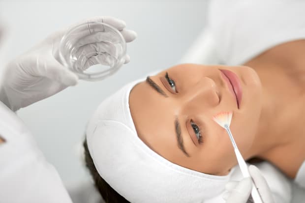Peeling químico guia completo (benefícios tipos riscos e cuidados)