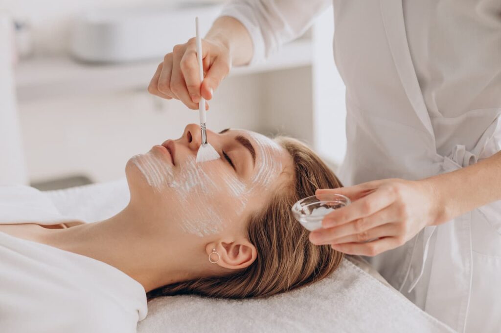 Peeling químico dói? Entenda a sensação durante o procedimento